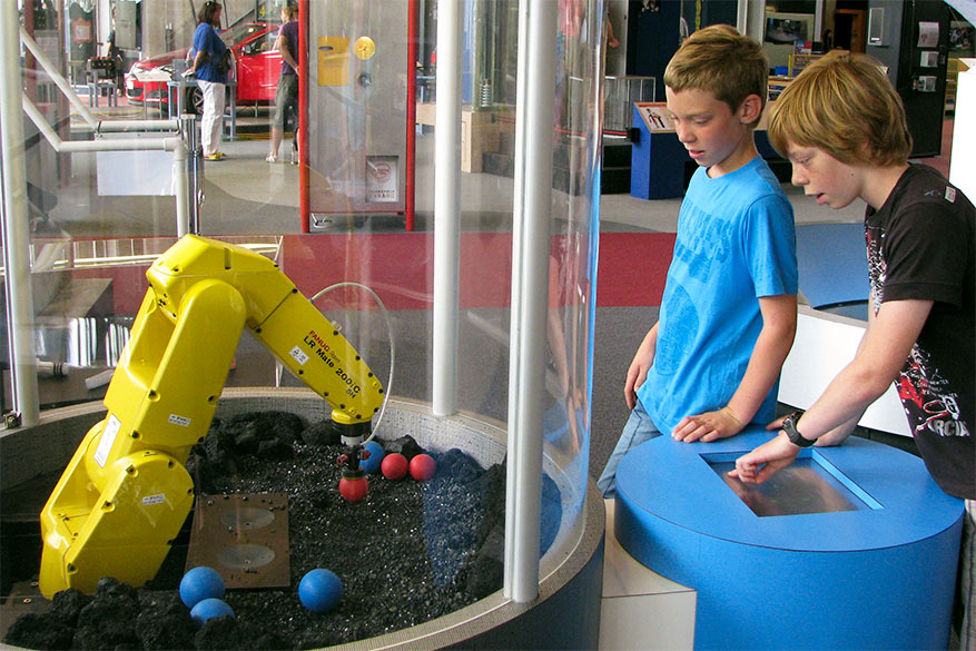 Kinderen ontdekken de wetenschap en technologie achter alledaagse dingen. 